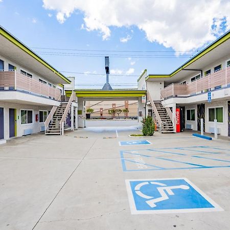 Exclusivo Inn And Suites Lakewood Luaran gambar