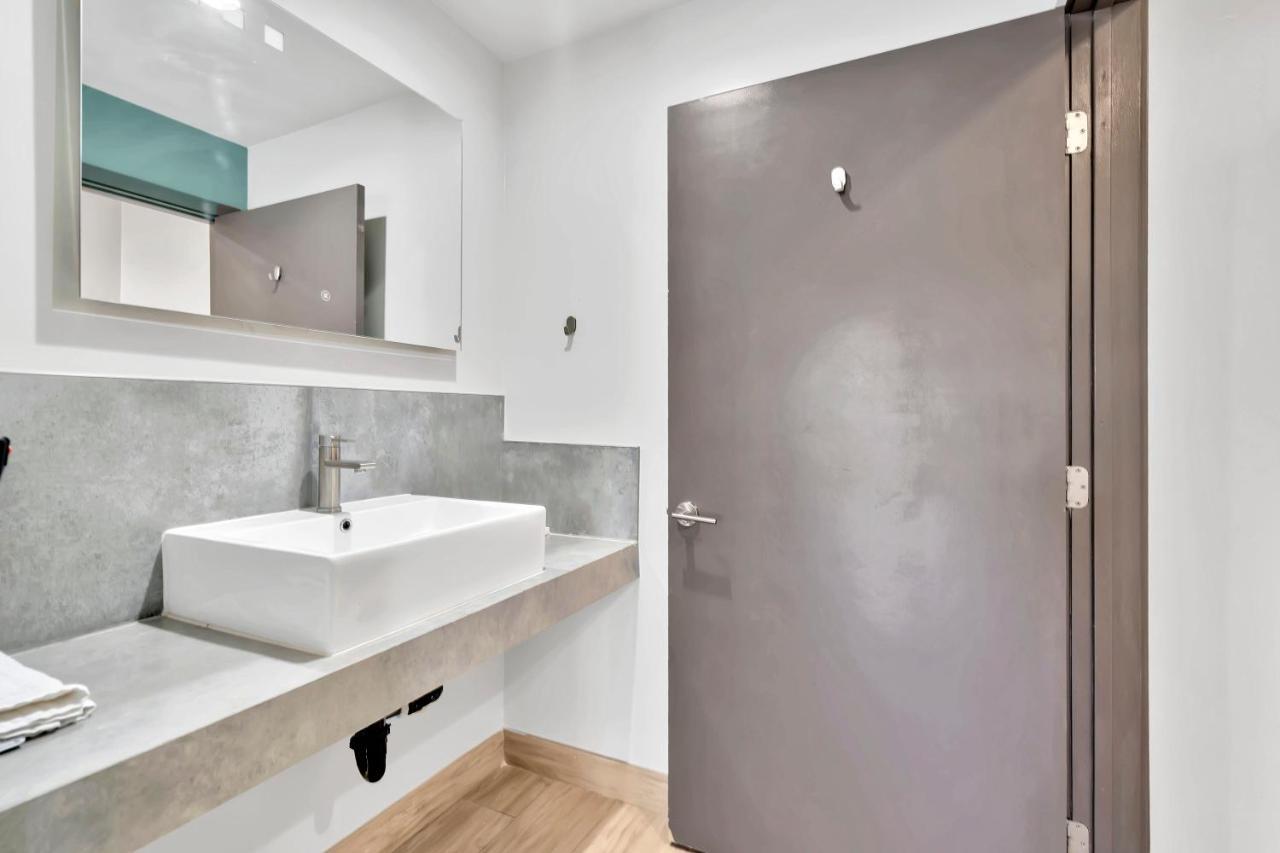 Exclusivo Inn And Suites Lakewood Luaran gambar